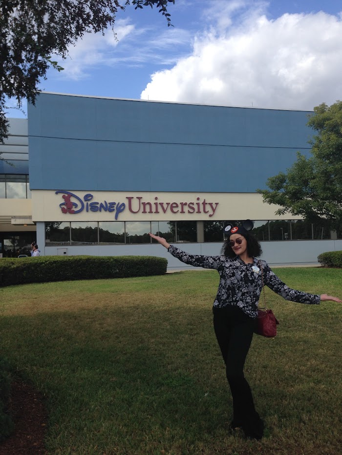 Teacher Julia Lopez na Disney University